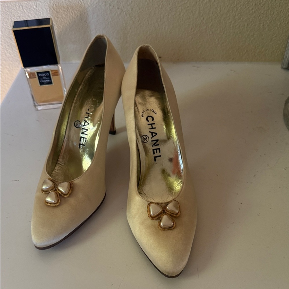Vintage CHANEL Cream Satin Pumps Pearl gripoix collector’s piece 37.5 wedding